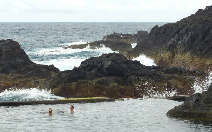 Madeira 4 relaxtes baden bei Brandung