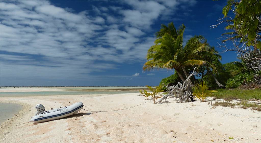 17 Makemo MariChen parkt im weissen Sand