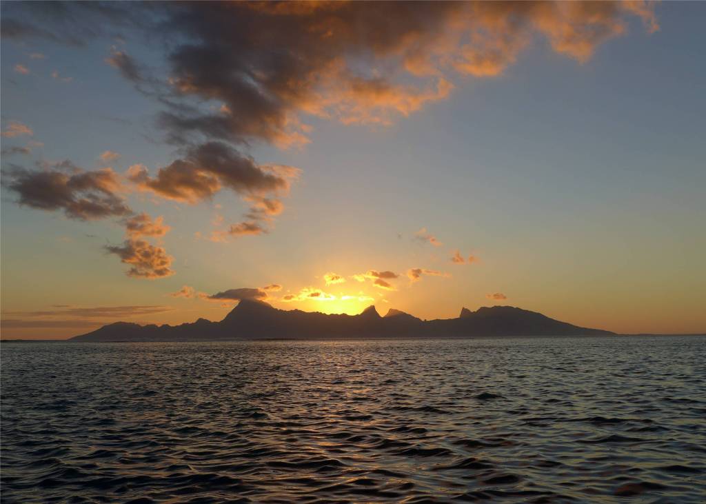 24 Sonnenuntergang mit Moorea in der Hauptrolle